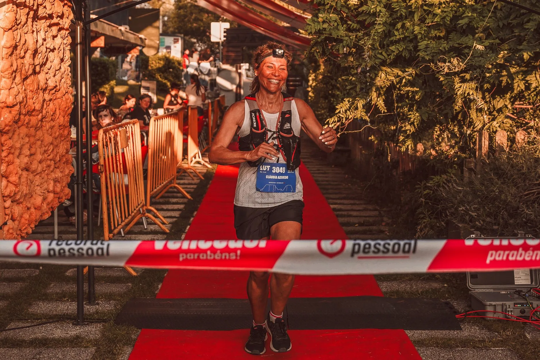 Runner gripping painful outer knee due to IT band syndrome during training run